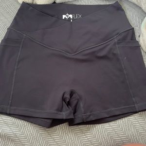 Crisscross Hourglass Booty Short with Pockets (Pet Hair Resistant) in smoky grey